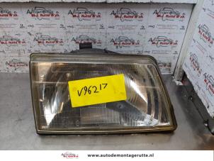 O147748 Gebruikte rechter koplamp Peugeot 205