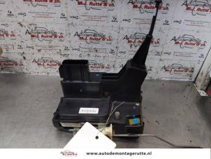 O147806 Gebruikte slotmechaniek portier 4deurs links-voor Ford Fiesta