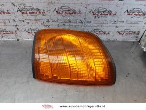 O147843 Gebruikte richtingaanwijzer links Mercedes 200 - 500