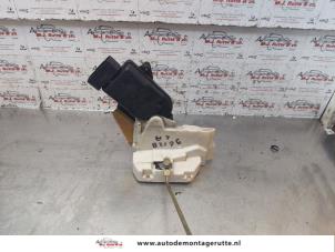 O148462 Gebruikte slotmechaniek portier 4deurs links-achter Suzuki Wagon R+