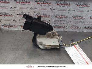 O148465 Gebruikte portierslot mechaniek 4deurs links-voor Suzuki Wagon R+