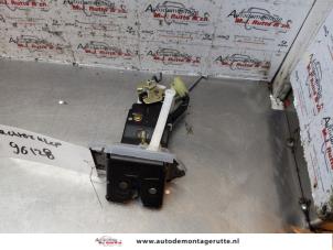 O148550 Gebruikte achterklep slotmechaniek Suzuki Wagon R+