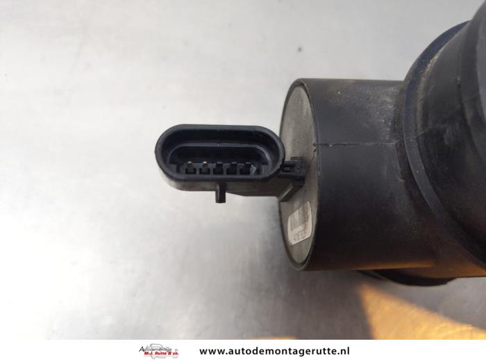 Luchthoeveelheidsmeter van een Opel Astra H (L48) 1.6 16V Twinport 2004