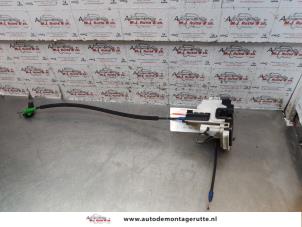 O148650 Gebruikte slotmechaniek portier 2deurs links Peugeot Bipper