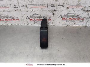 O148689 Gebruikte schakelaar paniekverlichting Mazda Demio