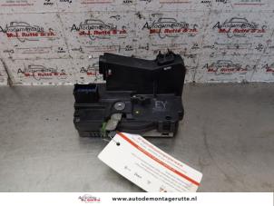 O148942 Gebruikte slotmechaniek portier 4deurs rechts-voor Opel Astra