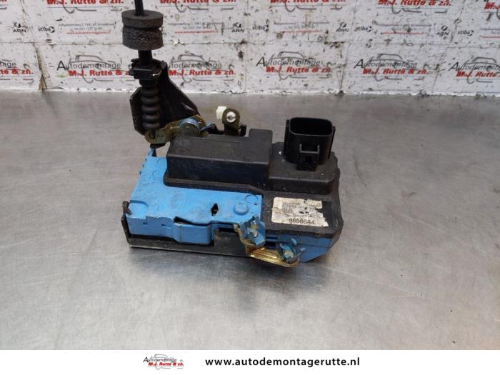 Slotmechaniek Portier 4Deurs links-voor van een Volvo V70 (SW) 2.4 20V 140 2001