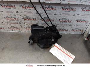 O149008 Gebruikte slotmechaniek portier 4deurs rechts-voor Toyota Yaris