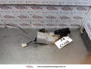 O149041 Gebruikte portierslot mechaniek 4deurs rechts-voor Mazda Demio