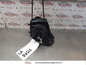O149207 Gebruikte slotmechaniek portier 4deurs links-achter Toyota Yaris