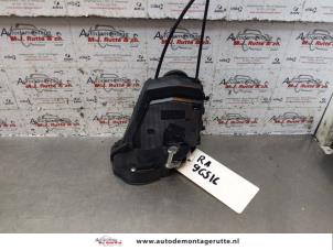 O149267 Gebruikte portierslot mechaniek 4deurs rechts-achter Toyota Yaris
