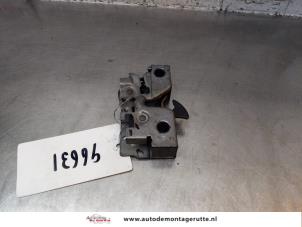 O149555 Gebruikte motorkap slotmechaniek Volkswagen UP