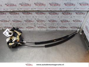 O149758 Gebruikte portierslot mechaniek 4deurs rechts-voor Mitsubishi Colt