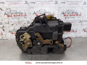 O150059 Gebruikte portierslot mechaniek 2deurs links Volkswagen Lupo