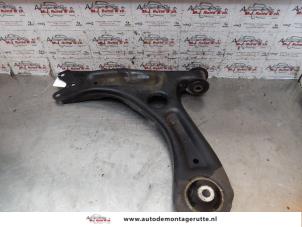 O150105 Gebruikte triangel links-voor Volkswagen UP