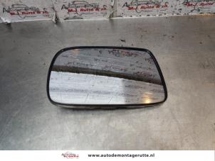 Gebruikte Spiegelglas links Toyota Yaris (P1) 1.3 16V VVT-i Prijs op aanvraag aangeboden door Autodemontage M.J. Rutte B.V.