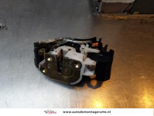 O150564 Gebruikte slotmechaniek portier 4deurs rechts-achter Mitsubishi Colt