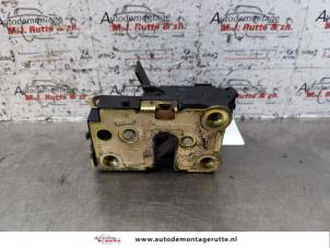 O151022 Gebruikte deurslot mechaniek 2deurs rechts Renault Twingo