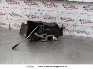 O151050 Gebruikte deurslot mechaniek 2deurs links Mercedes SLK