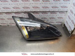 O151126 Gebruikte rechter koplamp Ford Focus