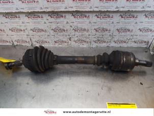 O151542 Gebruikte aandrijfas links-voor Peugeot 206