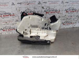 O151814 Gebruikte portierslot mechaniek 4deurs links-achter Volkswagen UP