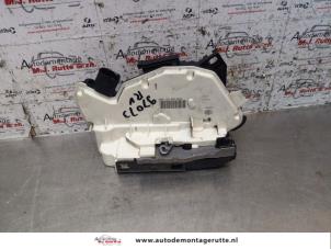 O151820 Gebruikte deurslot mechaniek 4deurs rechts-voor Volkswagen UP