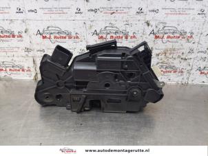 O151822 Gebruikte portierslot mechaniek 4deurs links-voor Volkswagen UP