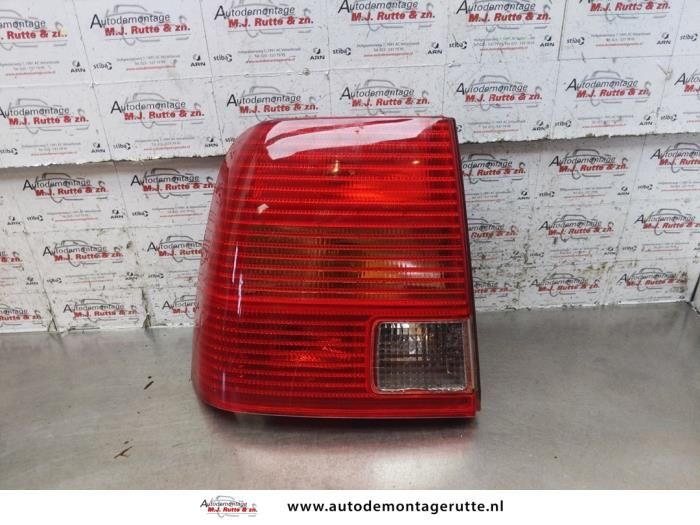 Gebruikte Achterlicht links Volkswagen Passat O151847