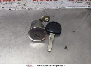 Gebruikte Cilinderslot Portier rechts Opel Agila (A) 1.2 16V Prijs op aanvraag aangeboden door Autodemontage M.J. Rutte B.V.