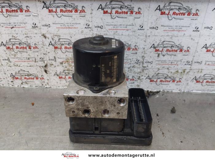 ABS Pomp van een Volkswagen Polo IV (9N1/2/3) 1.4 16V 2002