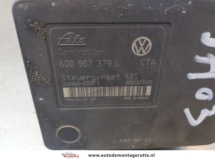 ABS Pomp van een Volkswagen Polo IV (9N1/2/3) 1.4 16V 2002