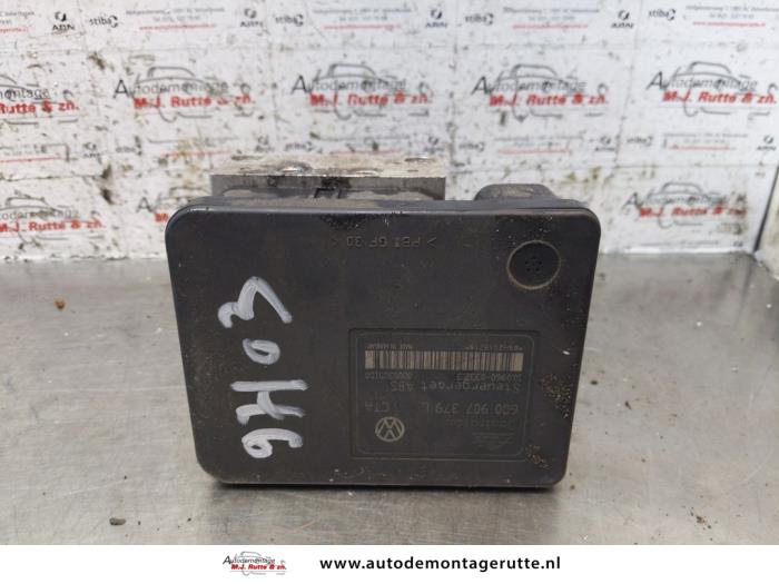 ABS Pomp van een Volkswagen Polo IV (9N1/2/3) 1.4 16V 2002