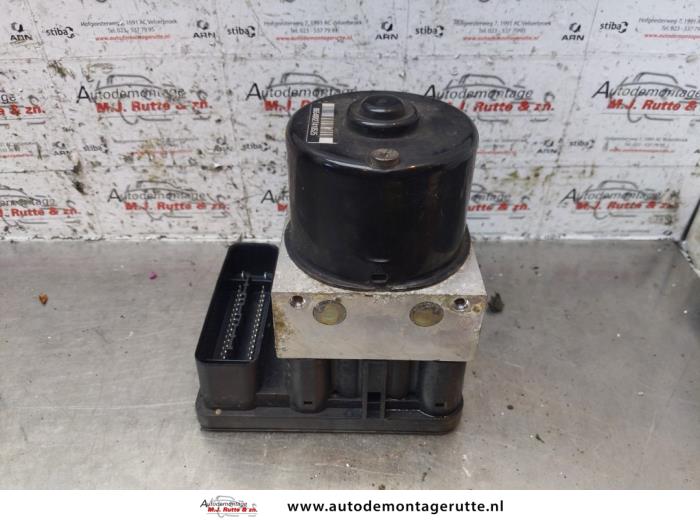 ABS Pomp van een Volkswagen Polo IV (9N1/2/3) 1.4 16V 2002