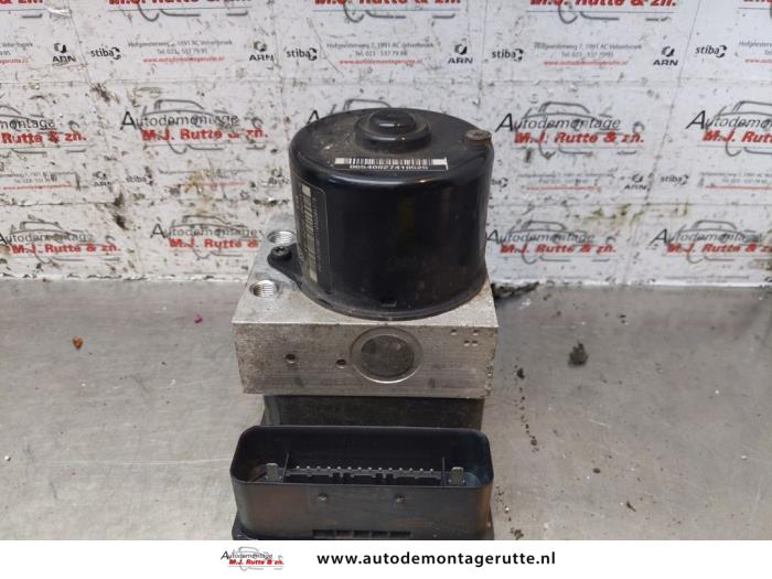 ABS Pomp van een Volkswagen Polo IV (9N1/2/3) 1.4 16V 2002