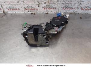 O152107 Gebruikte slotmechaniek portier 4deurs links-achter Toyota Landcruiser