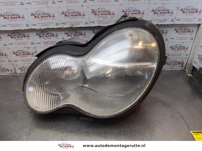 Koplamp links van een Mercedes-Benz C Combi (S203) 2.0 C-200K 16V 2001