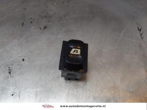 O152159 Gebruikte schakelaar elektrisch raam Citroen Berlingo
