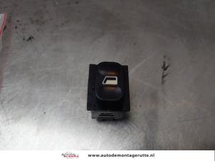 O152160 Gebruikte schakelaar elektrisch raam Citroen Berlingo