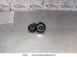 O152251 Gebruikte deurslot cilinder links Renault Twingo
