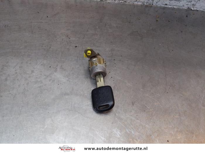 Portierslot Cilinder links van een Suzuki Swift (SF310/413) 1.0i 1997