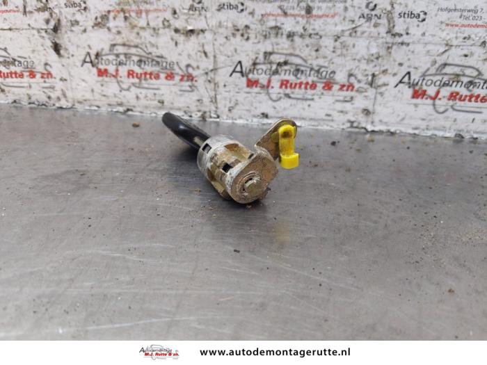 Portierslot Cilinder links van een Suzuki Swift (SF310/413) 1.0i 1997