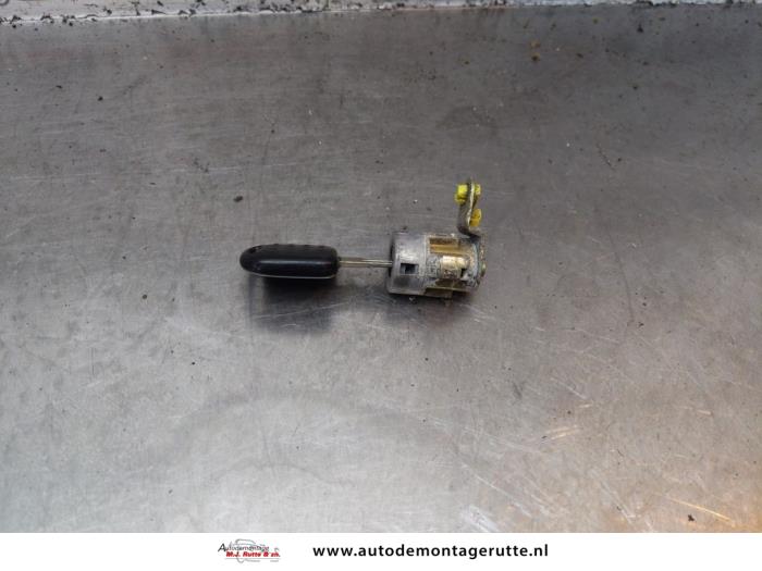 Portierslot Cilinder links van een Suzuki Swift (SF310/413) 1.0i 1997