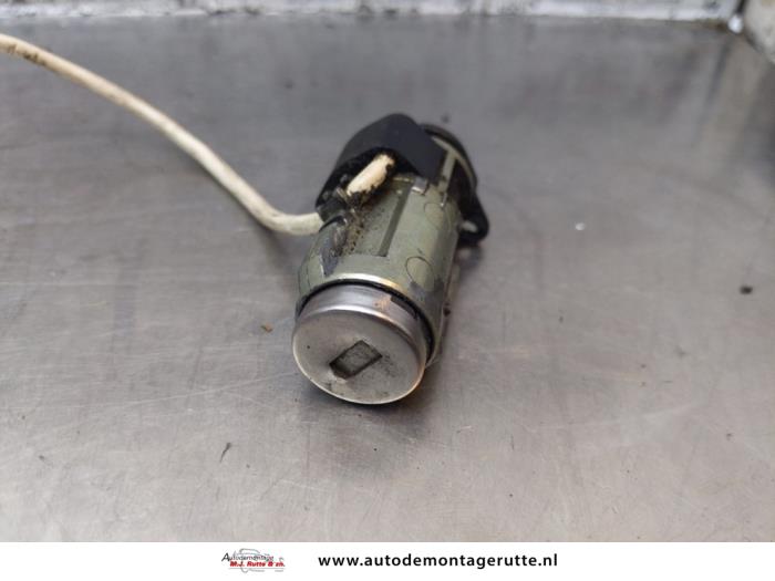 Portierslot Cilinder links van een Mitsubishi Space Star (DG) 1.3 16V 1999