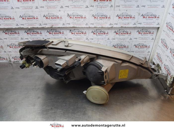 Linker Koplamp van een Mercedes-Benz A (W168) 1.4 A-140 2004