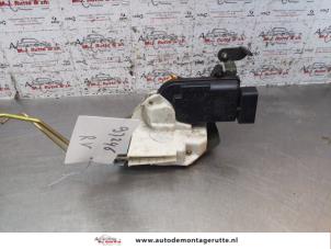 O152538 Gebruikte slotmechaniek portier 4deurs rechts-voor Suzuki Ignis