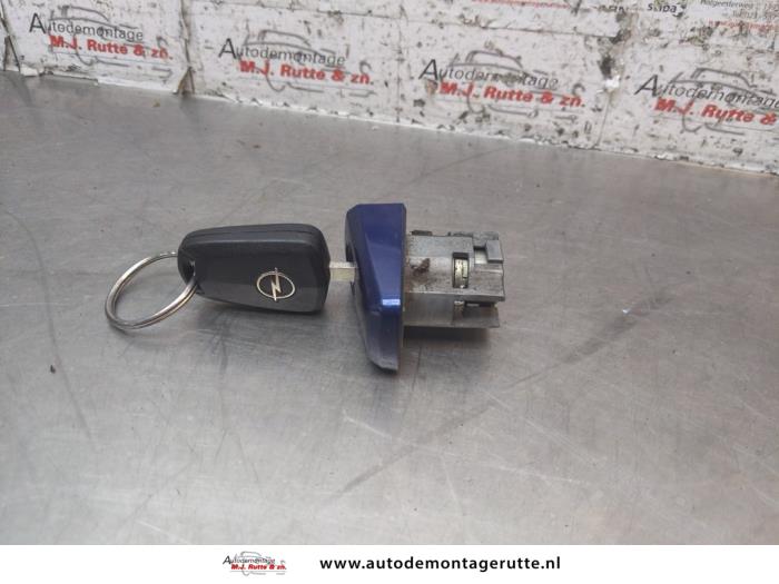 Portierslot Cilinder links van een Opel Astra H SW (L35) 1.9 CDTi 100 2007