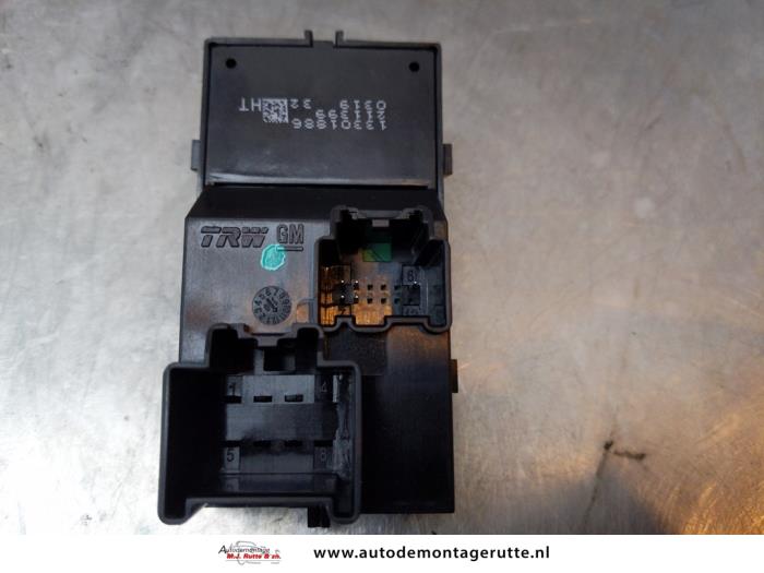 Ruit schakelaar elektrisch van een Opel Astra J Sports Tourer (PD8/PE8/PF8) 1.4 16V ecoFLEX 2011