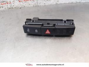 O152869 Gebruikte schakelaar paniekverlichting Opel Astra