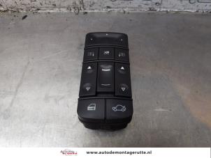Gebruikte Schakelblok ruiten Opel Vectra C Caravan 2.2 DIG 16V Prijs € 25,00 Margeregeling aangeboden door Autodemontage M.J. Rutte B.V.